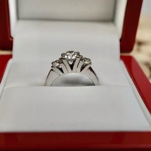 Engagement Ring With 3 Diamonds 1.1 Carat F